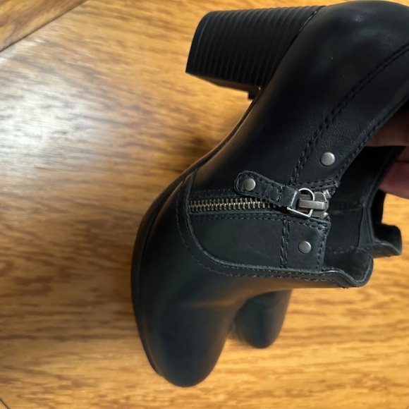 **CLARKS* Black Round-Toe Side Zipper Bootie Heels Size 8.5 - Picture 5 of 8